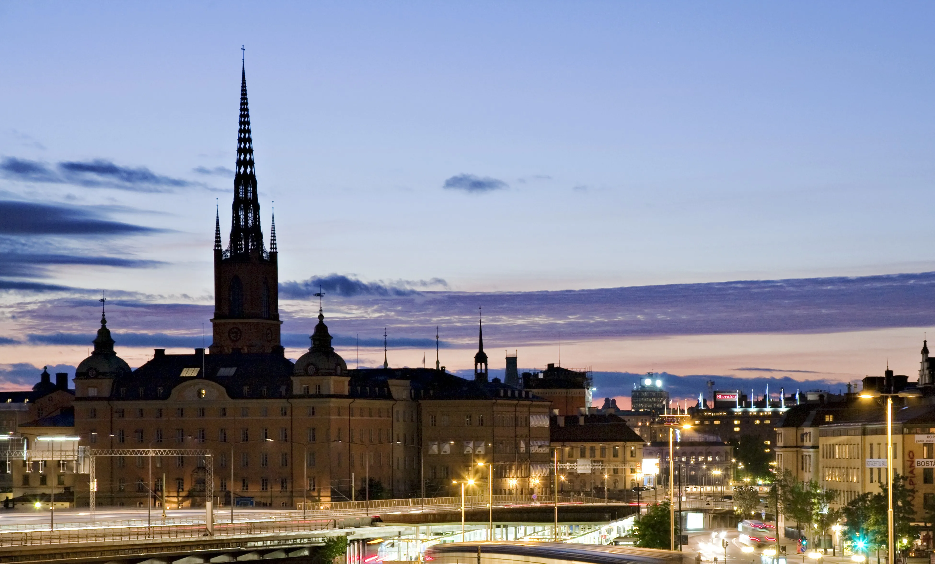 Stockholms stadssiluett i skymningen